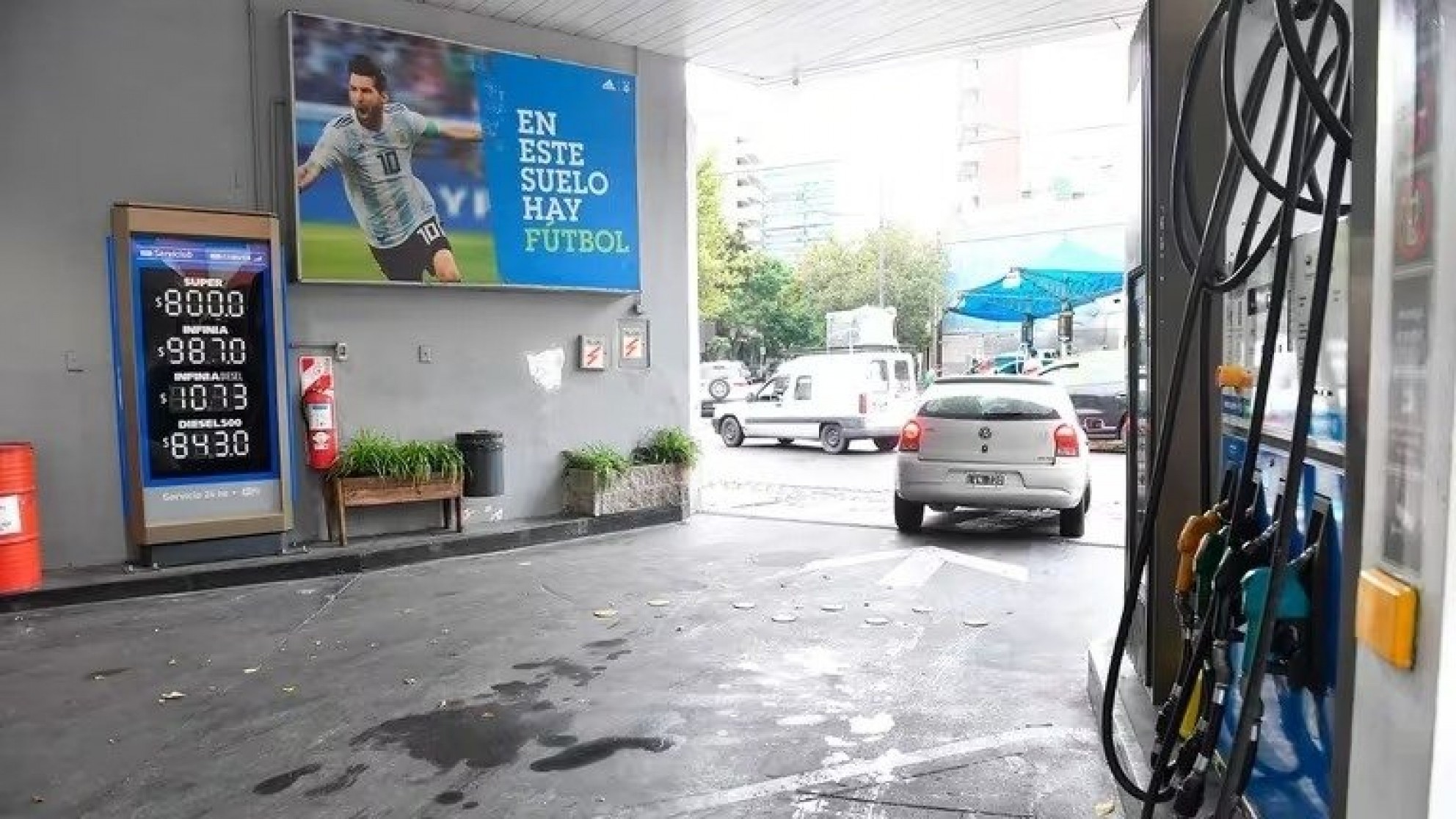 YPF subió precios de combustibles en un 7,5%: Infinia supera los $1.000